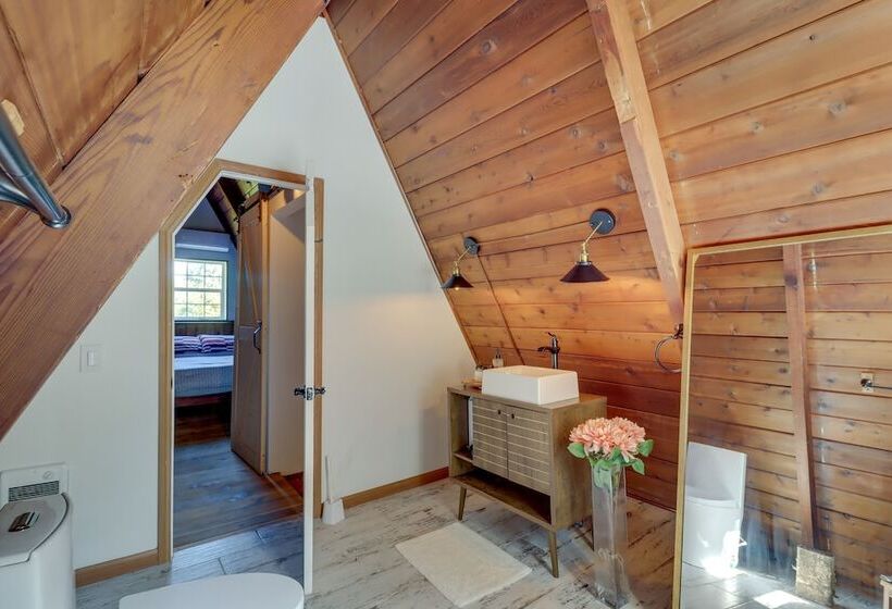 Hot Tub & Sauna: Secluded Pocono Getaway!