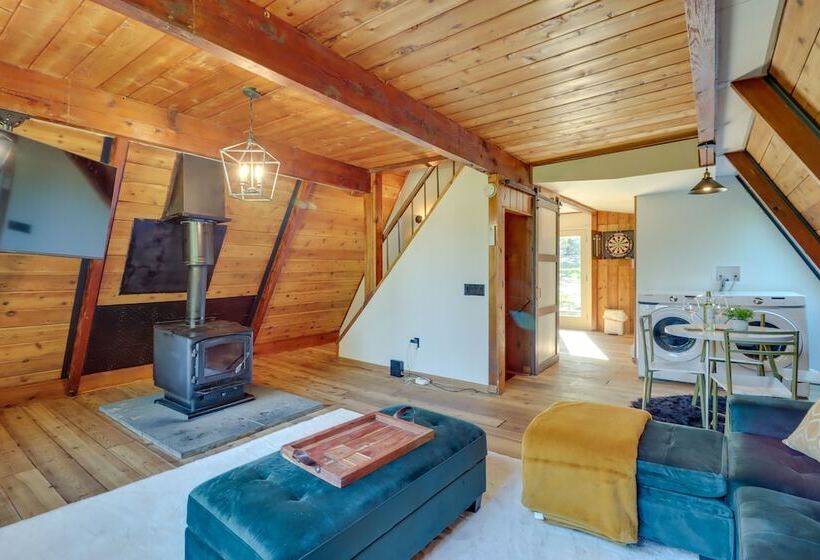 Hot Tub & Sauna: Secluded Pocono Getaway!