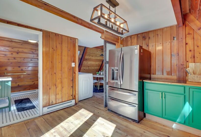 Hot Tub & Sauna: Secluded Pocono Getaway!