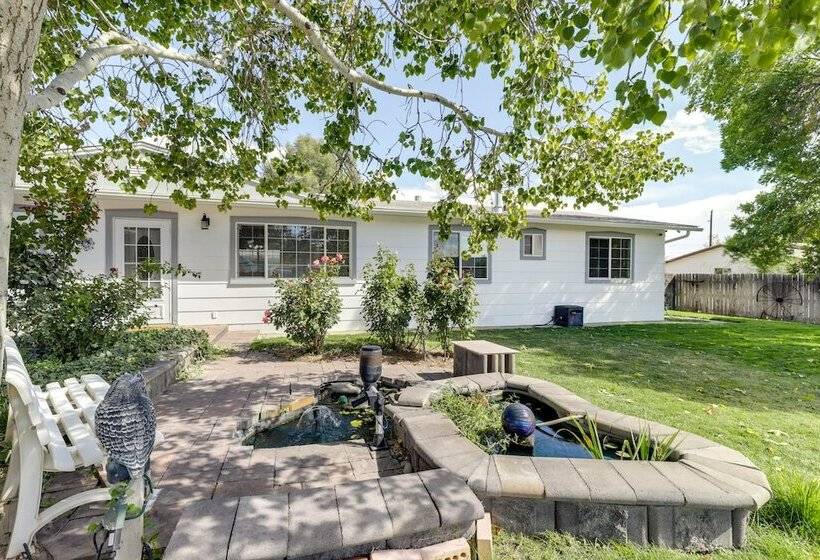 Hot Tub & Fire Pit: Serene Clifton Retreat!