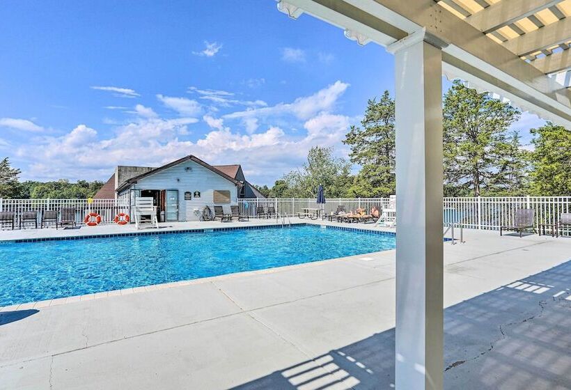 Stunning Athens Home: Mtn Views & Pool Access