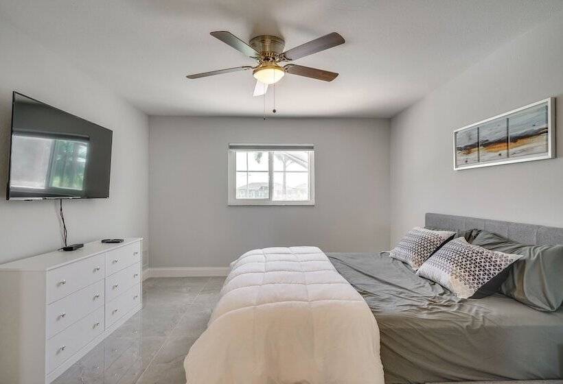 Furnished Lanai + Pool: Sunlit Cape Coral Getaway!