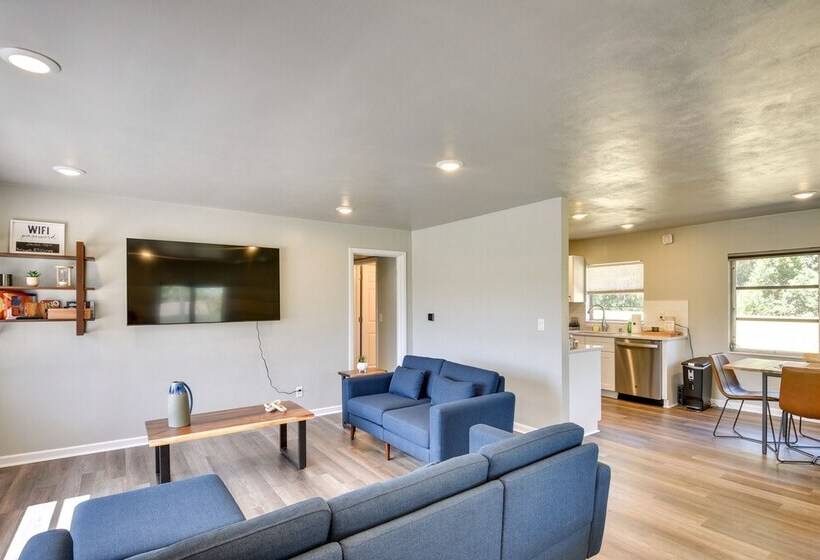 Vibrant Deland House Near Stetson University!