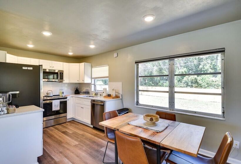 Vibrant Deland House Near Stetson University!