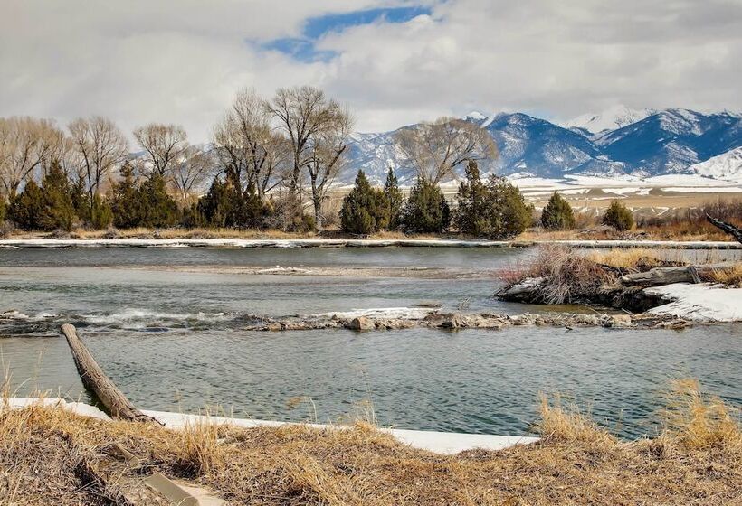 Beautiful Jefferson River Cabin W/ Mountain Views!