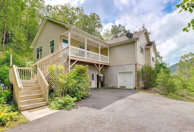 Black Mountain Retreat W/ Hot Tub + Mountain Views