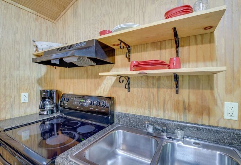 Briceville Cabin W/ River Access & Mountain Views!