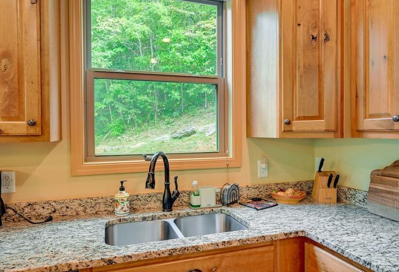 Bright Bryson City Cabin W/ Fire Pit & Hot Tubs!