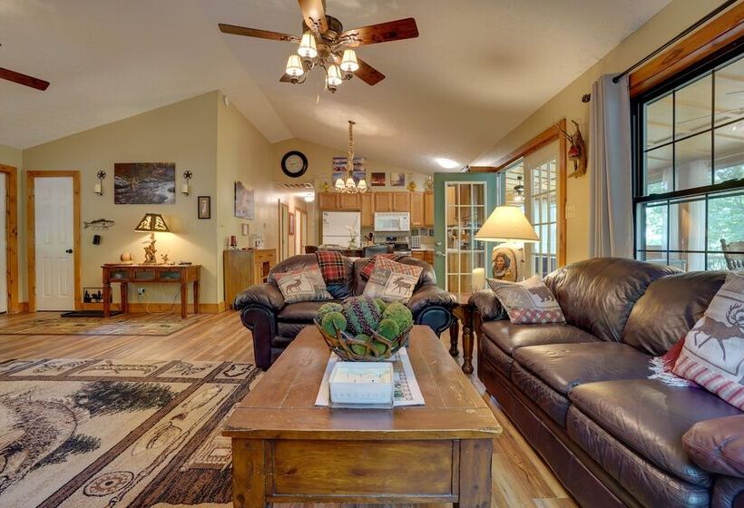 Cadiz Vacation Home W/ Deck: Walk To Lake Barkley