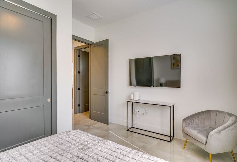 Pool & Outdoor Kitchen: Waterfront Cape Coral Home