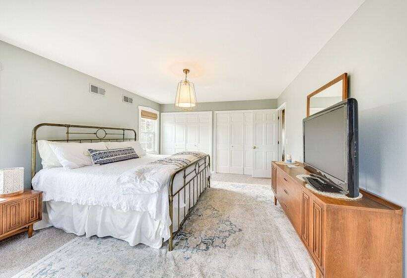 Charming Racine Home   Walk To Lake Michigan!