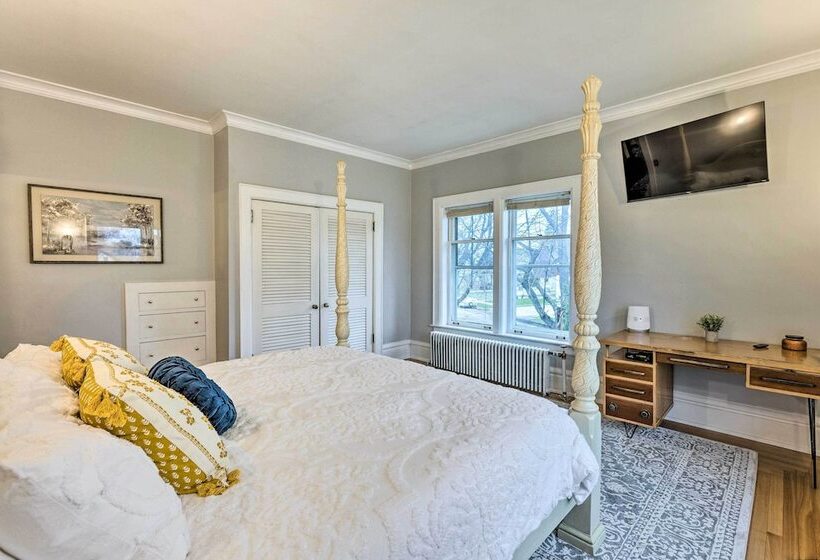 Historic Cadillac Home: Walk To Lake & Downtown!