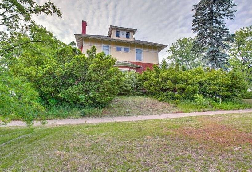 Historic Cadillac Home: Walk To Lake & Downtown!