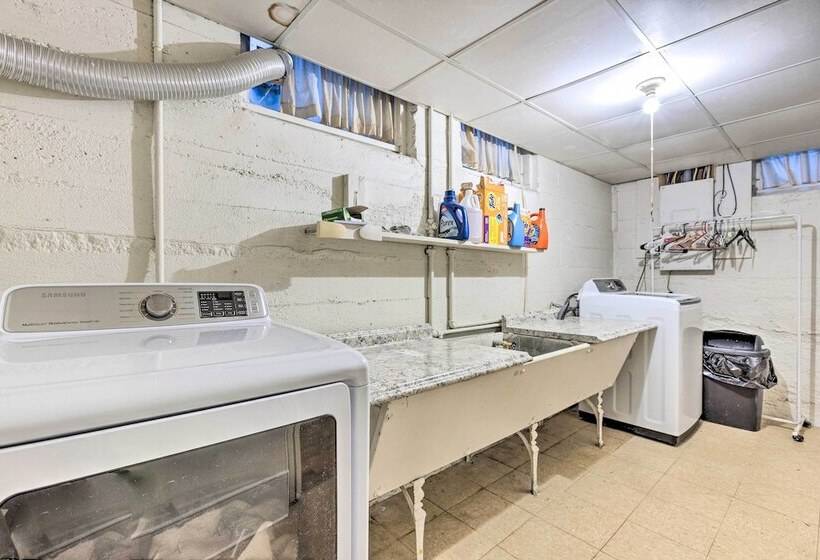 Historic Cadillac Home: Walk To Lake & Downtown!