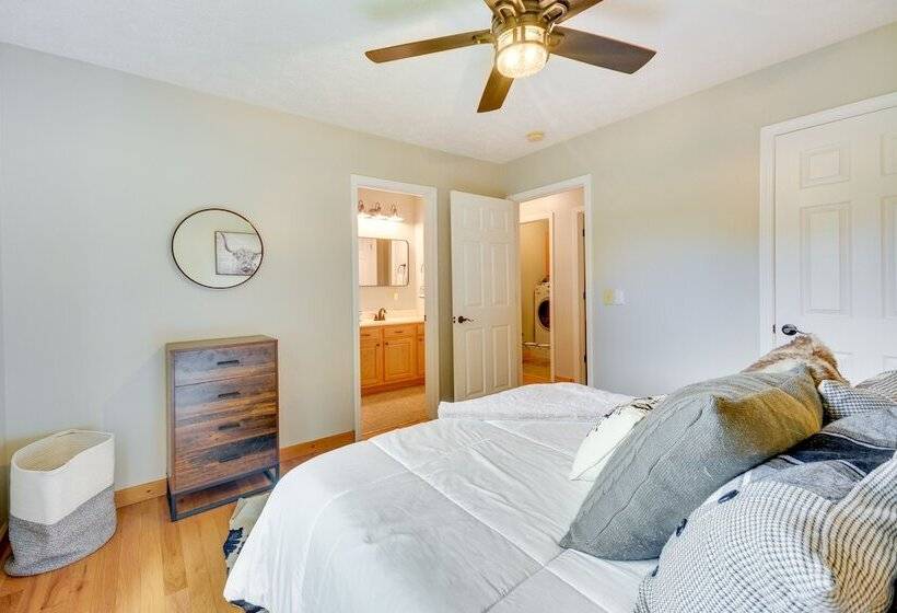 Mtn View + Fire Pit: Pet Friendly Woodlawn Cabin!