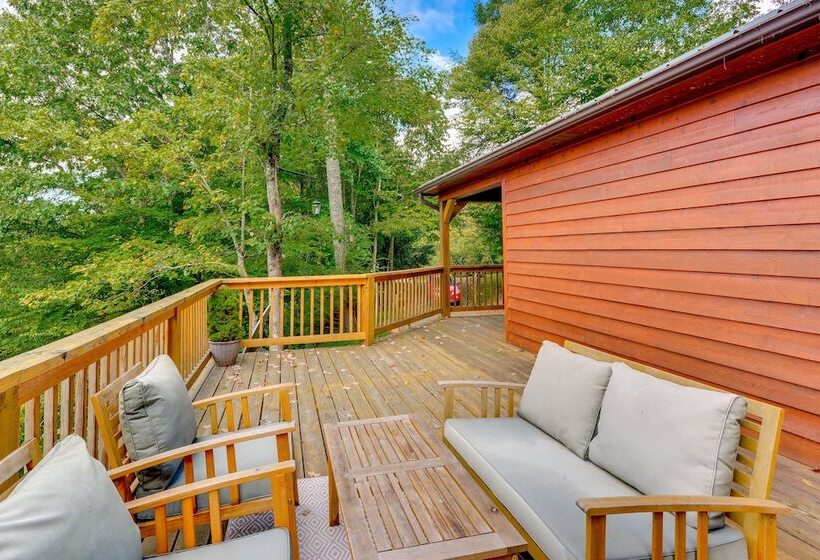 Mtn View + Fire Pit: Pet Friendly Woodlawn Cabin!