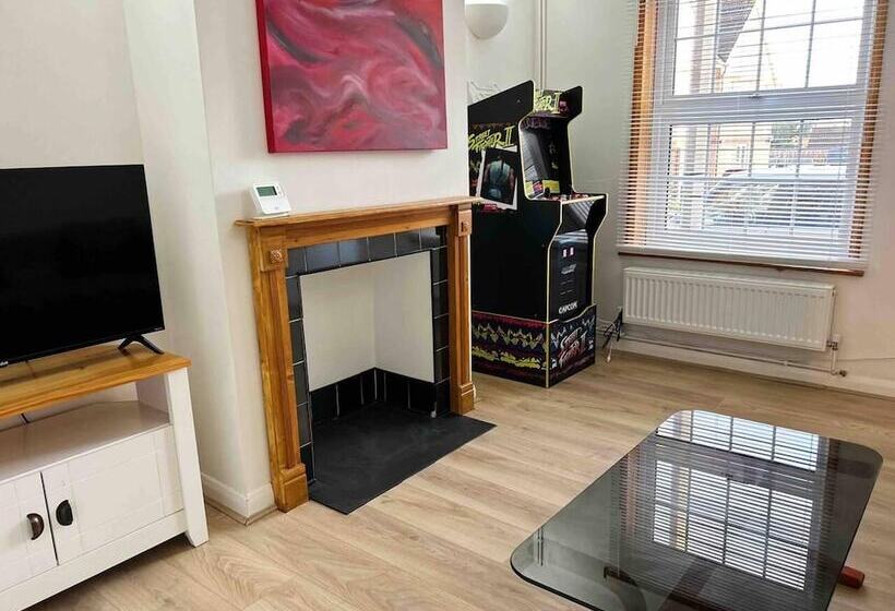اقامتگاه Essex 2 Bed House Nr Stanstead With Arcade Machine