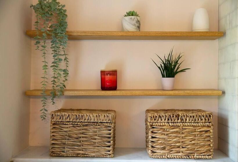 住所  Remarkable 4 Bed House Near Leeds Airport