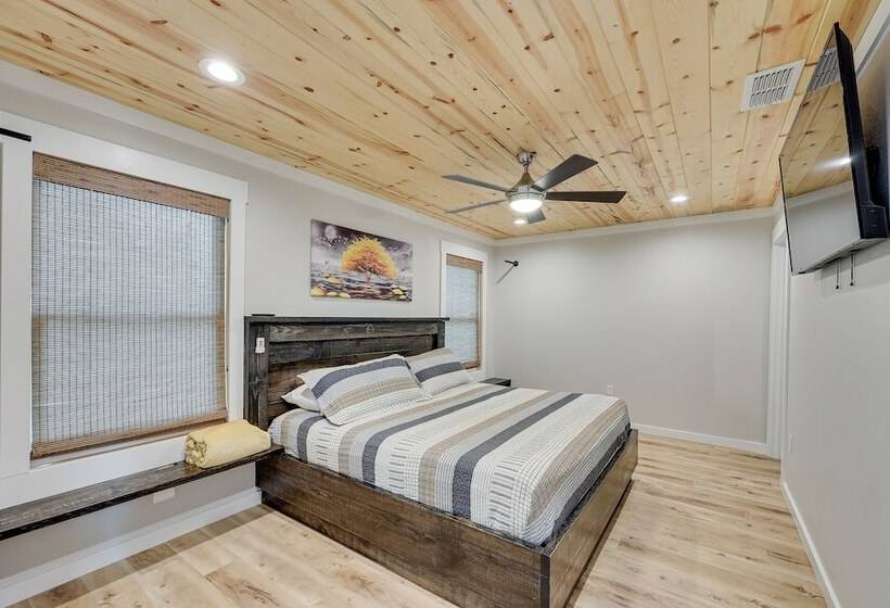 Riverfront Arkansas Abode W/ Deck & Grill!