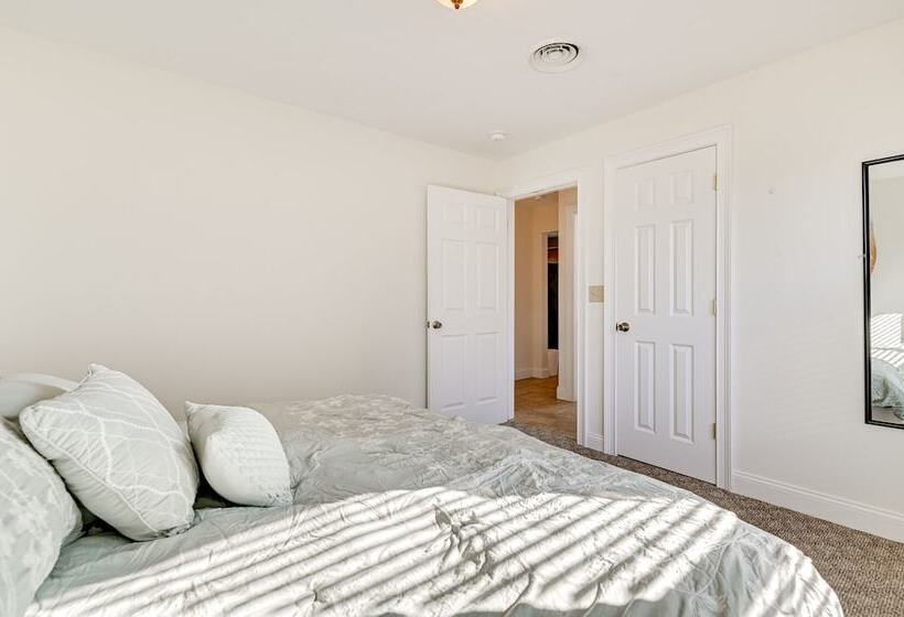 Saratoga Springs Duplex Near Saratoga Racetrack!