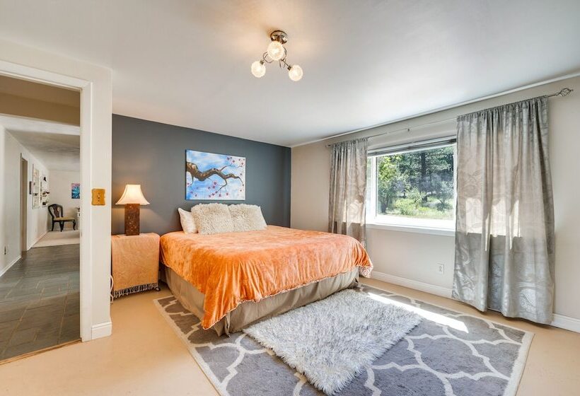 Serene Home W/ Hot Tub   6 Mi To Boulder Falls!