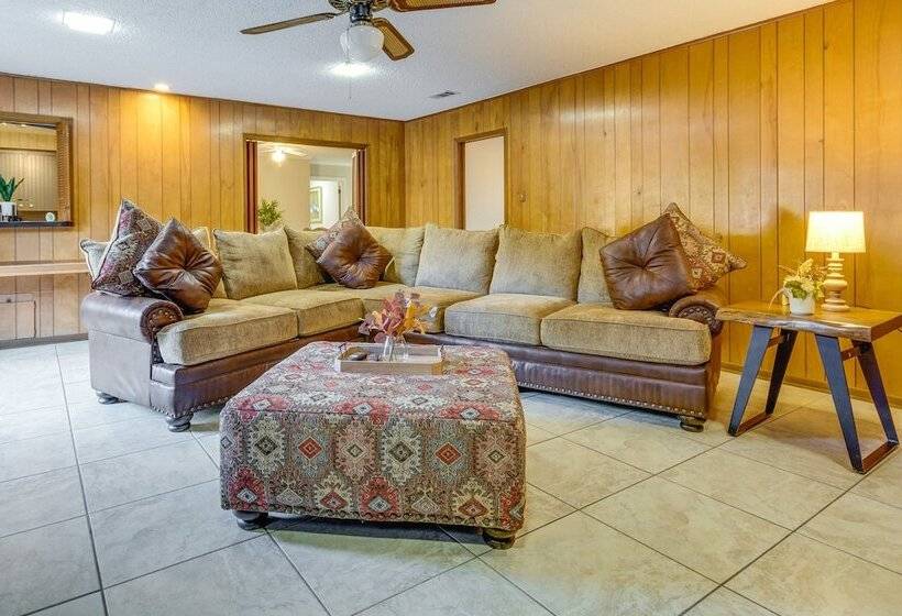 Spacious Little Rock Home W/ Patio   9 Mi To Dtwn!