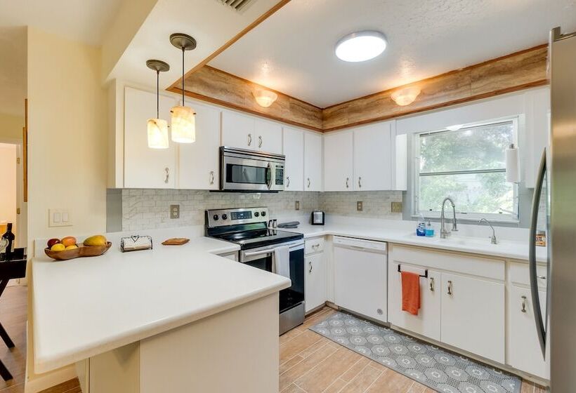 Tranquil Venice Escape W/ Private Backyard Oasis!