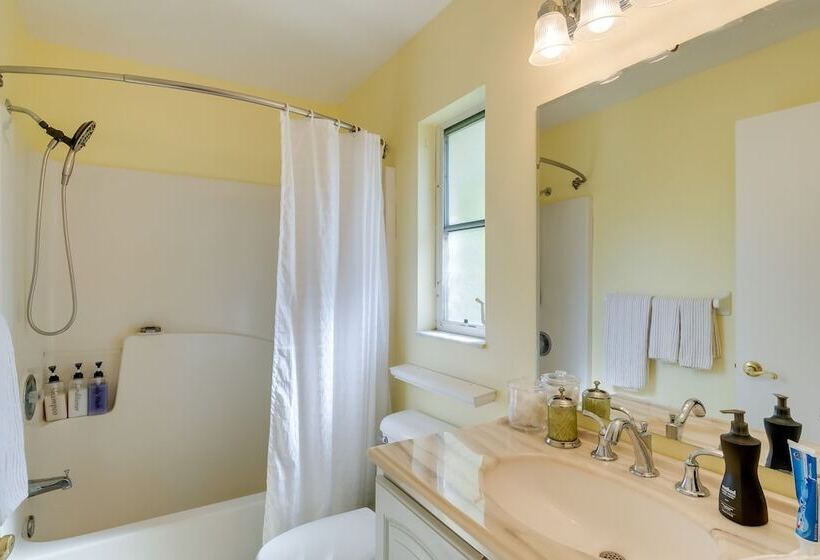 Tranquil Venice Escape W/ Private Backyard Oasis!