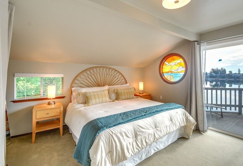 Waterfront Allyn Retreat W/ Guest House & Beach!