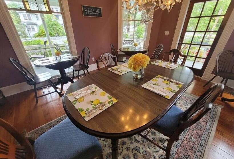 تختخواب و صبحانه Briar Rose Room At Camellia Rose Inn Downtown