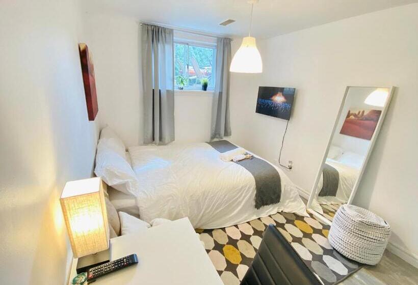 Toronto Bed & Breakfast   Free Parking, Subway Access
