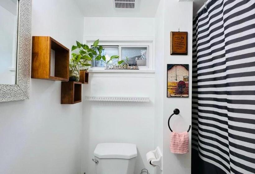 Toronto Bed & Breakfast   Free Parking, Subway Access