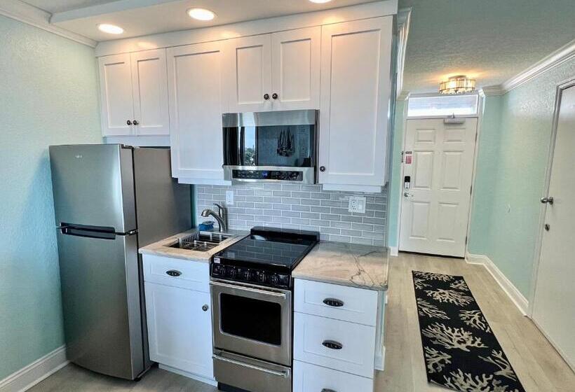 Pirates Cove 4th Floor Balcony Remodeled Condo