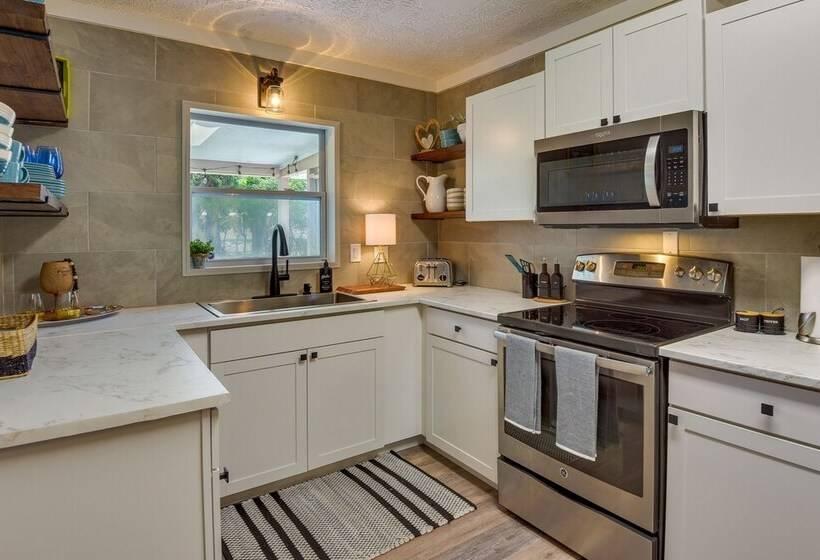 Sunny Home W/ Yard ~ 7 Mi To Anna Maria Island!