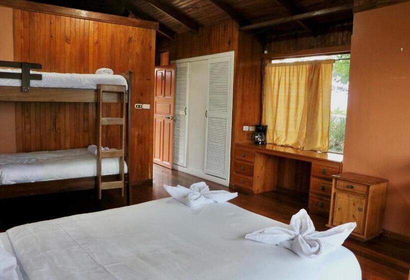 مبيت وإفطار Poas Volcano & La Paz Waterfall Cabins