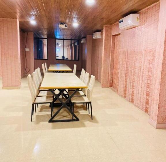בית מלון כפרי Retro Forest Resort Lonavala