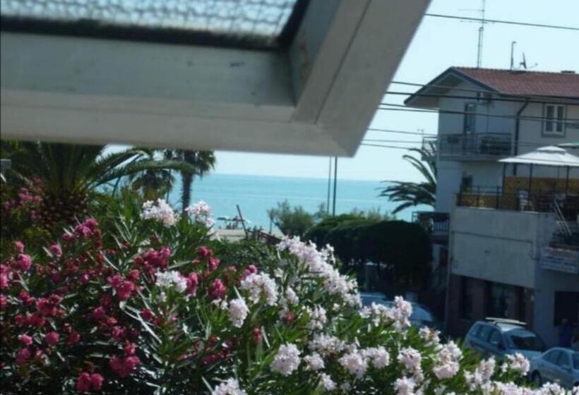 펜션 La Dimora Di Lola Affittacamere