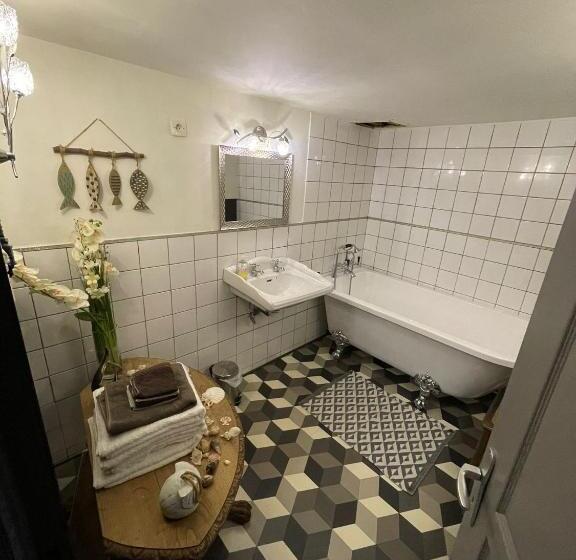 بنسيون The Annex