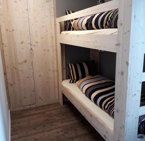 ユースホステル Tgantieni Sot   Haus Mit Herz