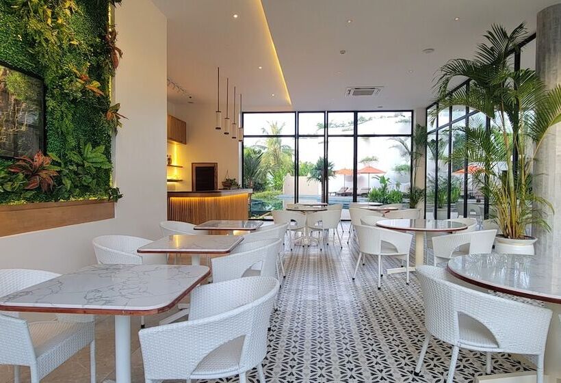 Отель Waka Villa Private Resort & Spa 16 + Adults Only