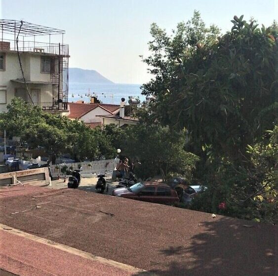 بنسيون Smyrna Uzuncarsi