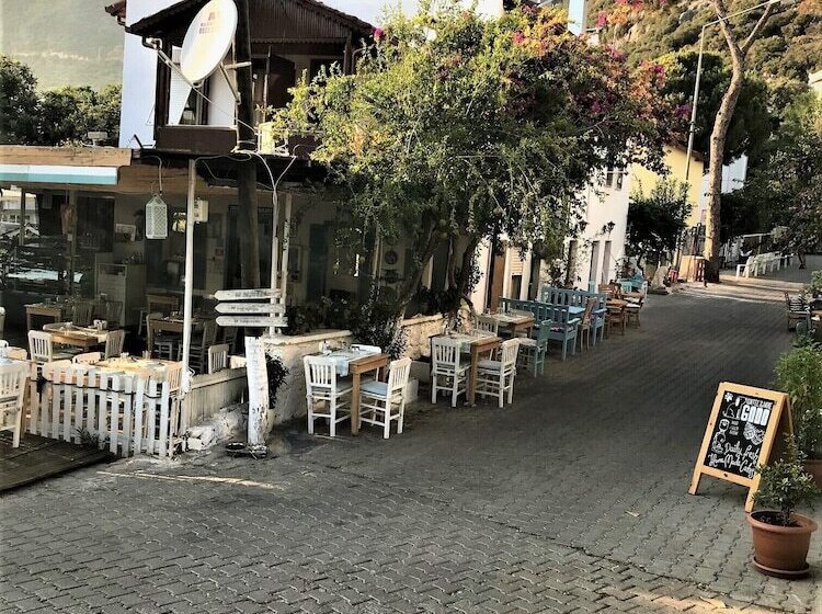بنسيون Smyrna Uzuncarsi