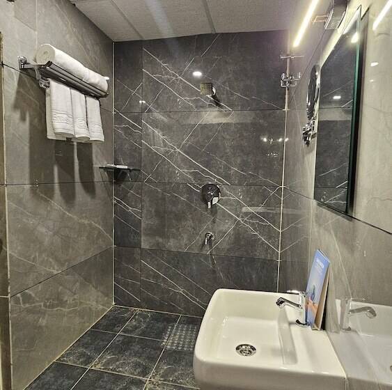 هتل Emerald Urban Comforts