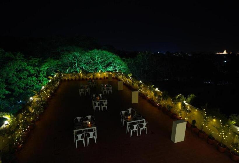 هتل Emerald Urban Comforts