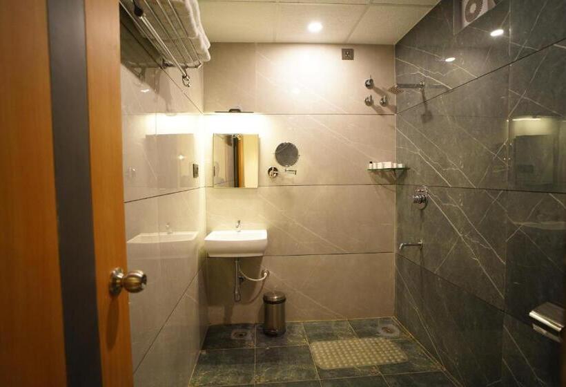 هتل Emerald Urban Comforts