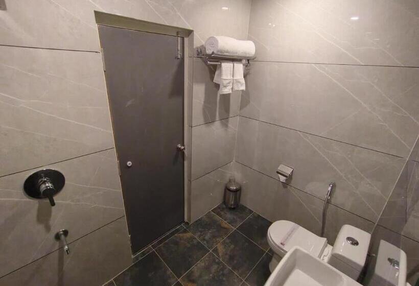 هتل Emerald Urban Comforts