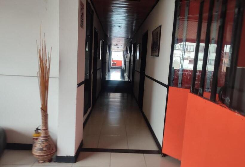 هتل Habitaciones Con 1 Cama Y Baño Privado