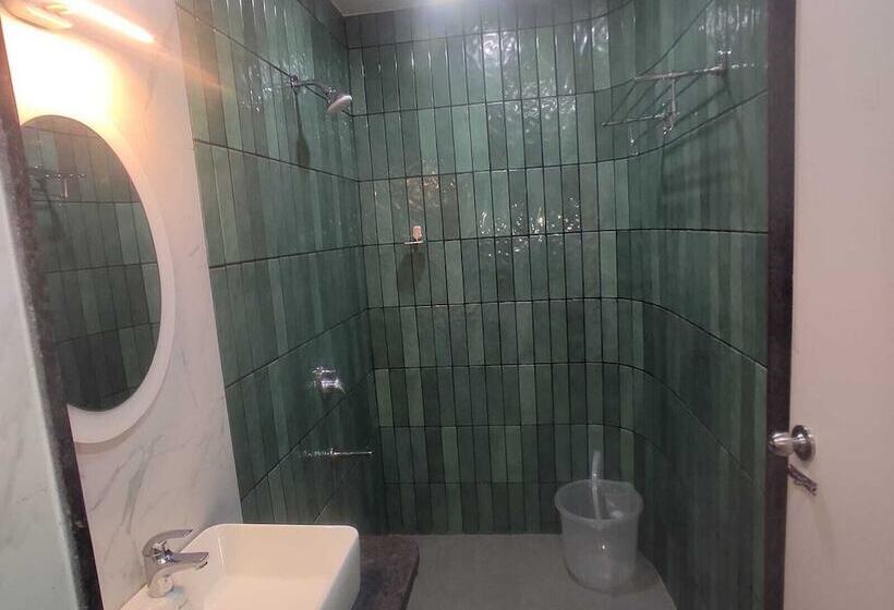 Отель Vardha Inn
