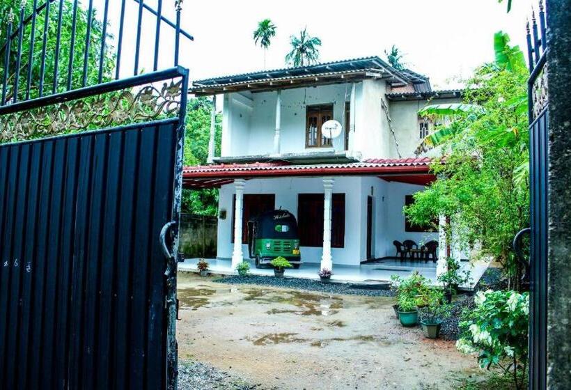 ペンション Mirissa Home Guest