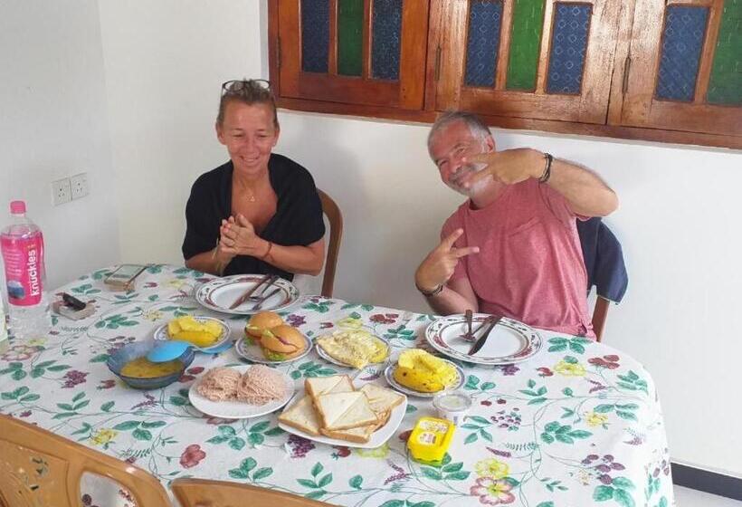 ペンション Mirissa Home Guest